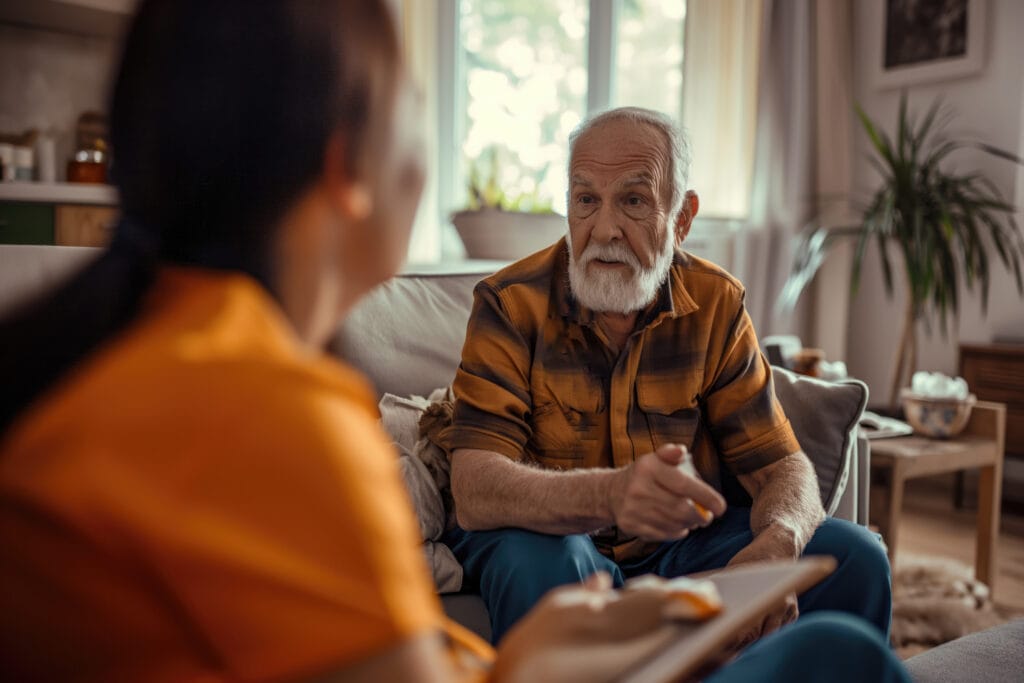 Particulier employeur et aide à domicile discutant calmement d’une fin de contrat à domicile